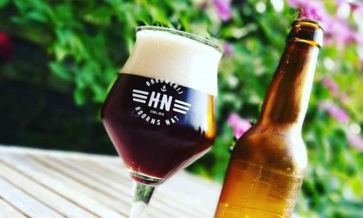 Hoorns Nat flesje en glas